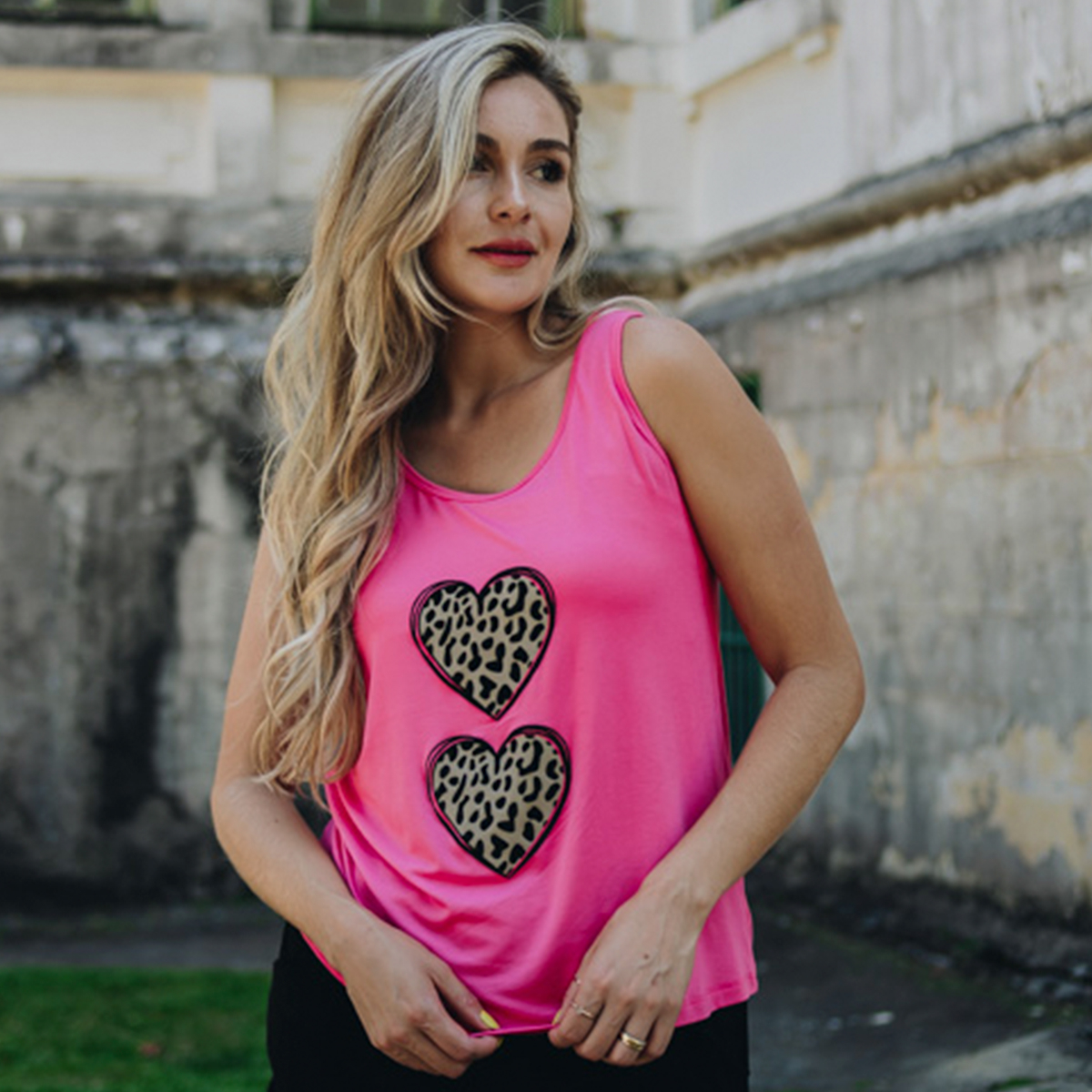 Regata Viscolycra “Corações Onça” Rosa Valentina T-shirt